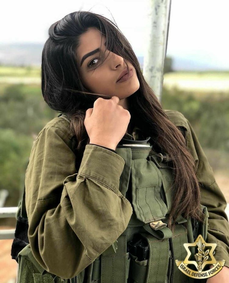 Israeli with weapons
