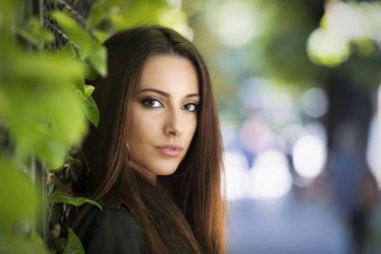 Brown -eyed brunette