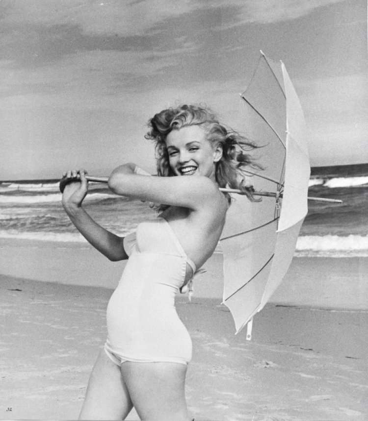 Marilyn Monroe woman without tummy