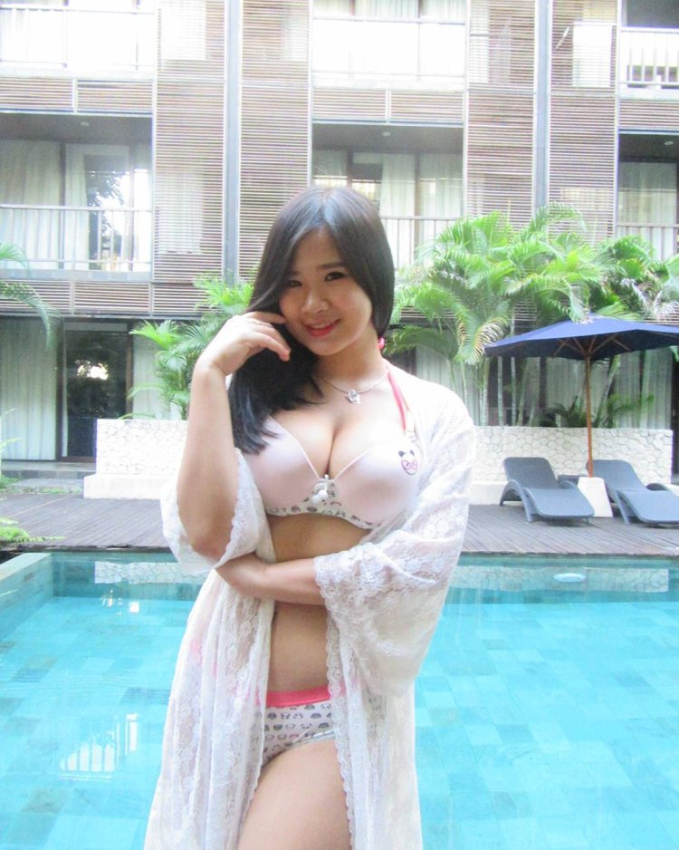 Maria Vania Bugil Hot