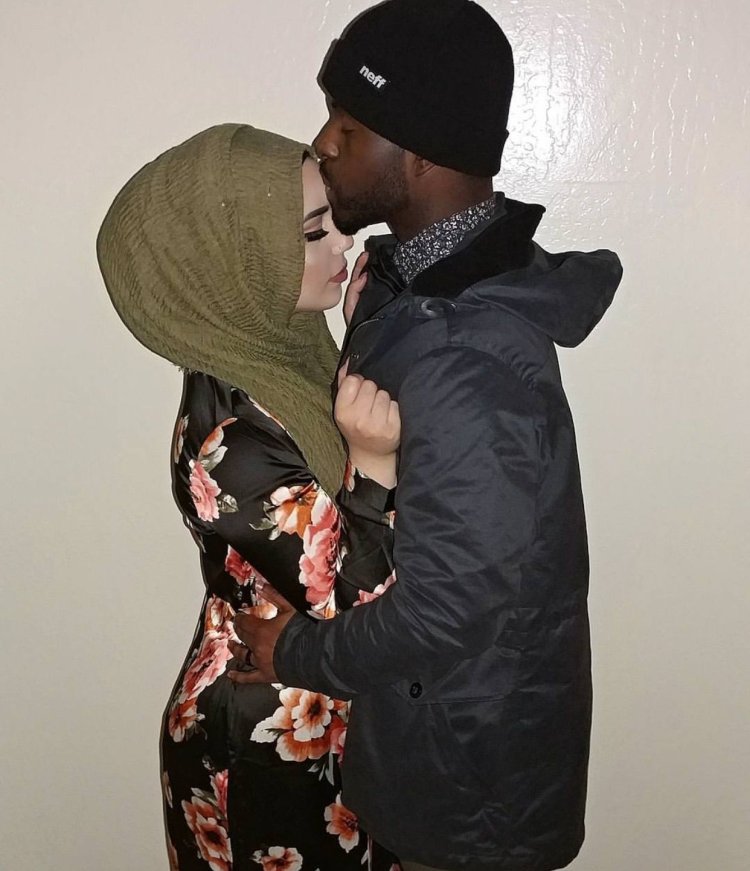 Kisses a Muslim