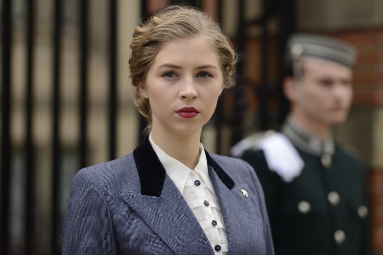 Hermione Corfield Talley Lintra