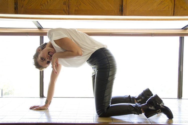 Lauren Cohen in leggings