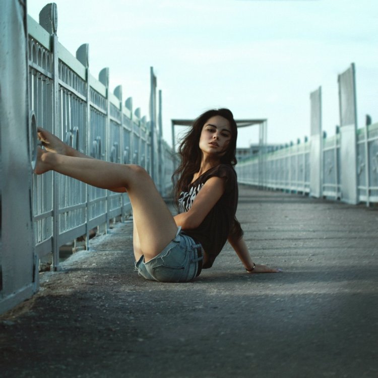 Photos of girls under the bridge