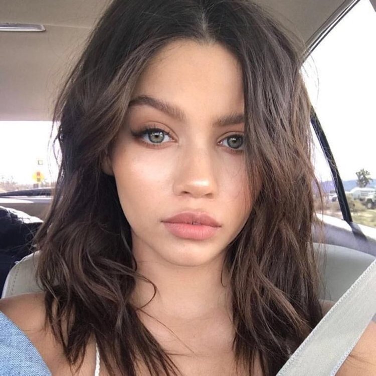 Selfie girls with dark hair