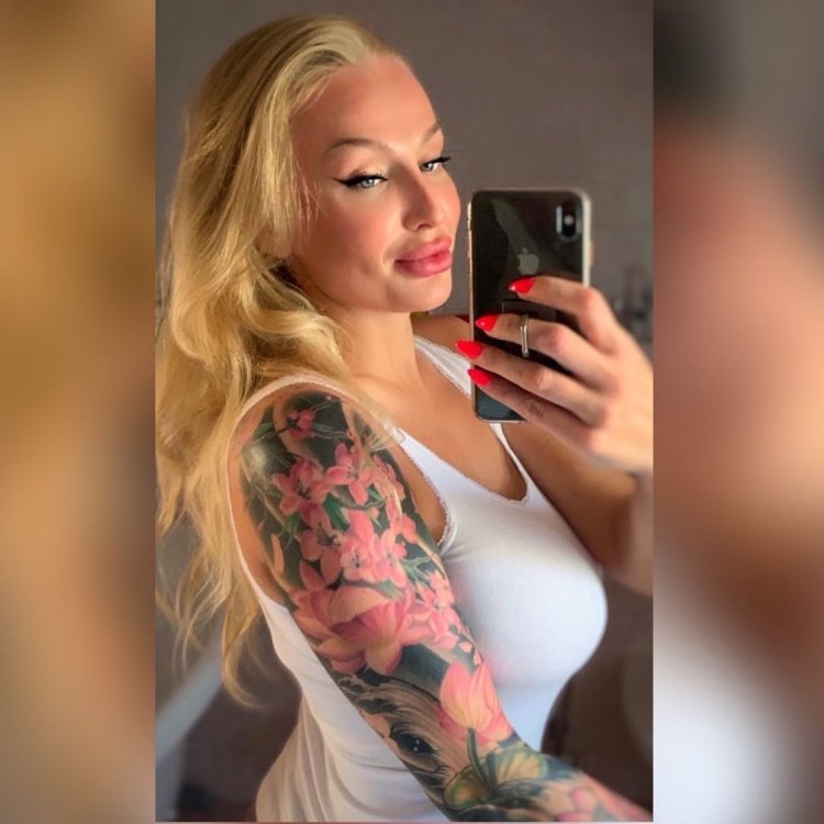 Angelina Brill in stockings