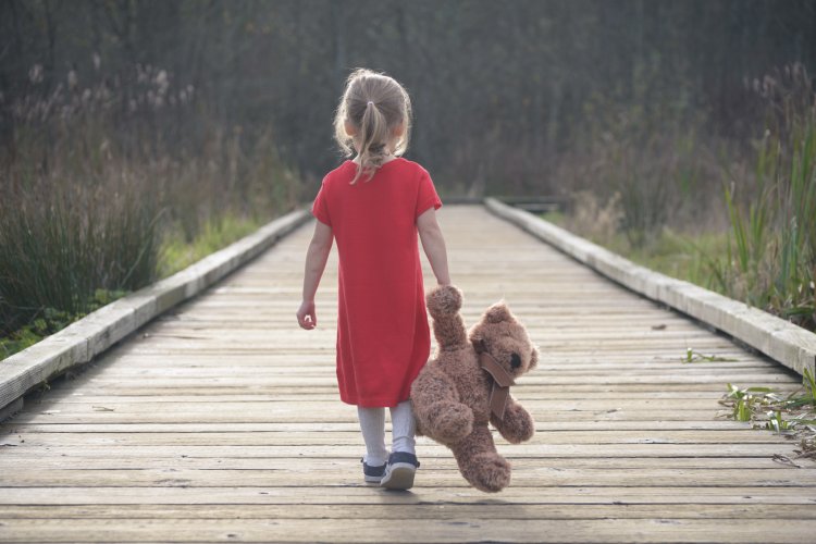 Leaving girl with a bear