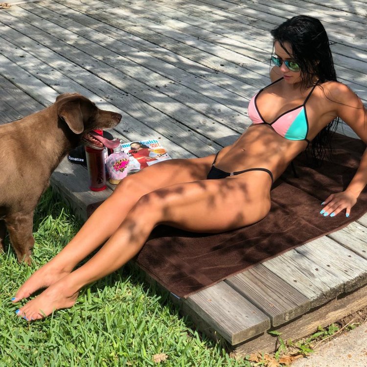 Ariana James (@arjamoon)