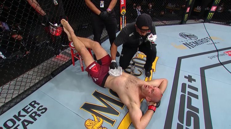 Alexey Oleinik rests between rounds