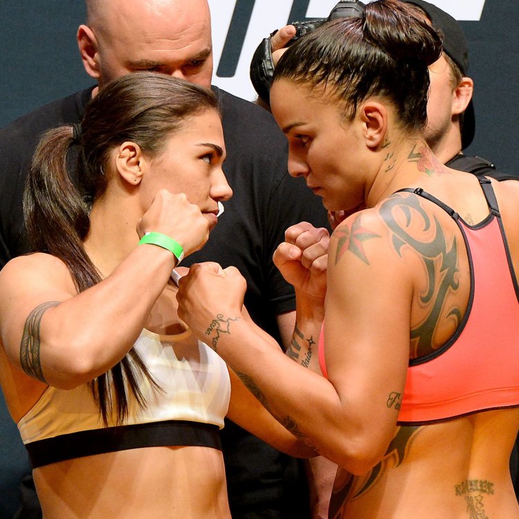 Rakel Pennington in bikini