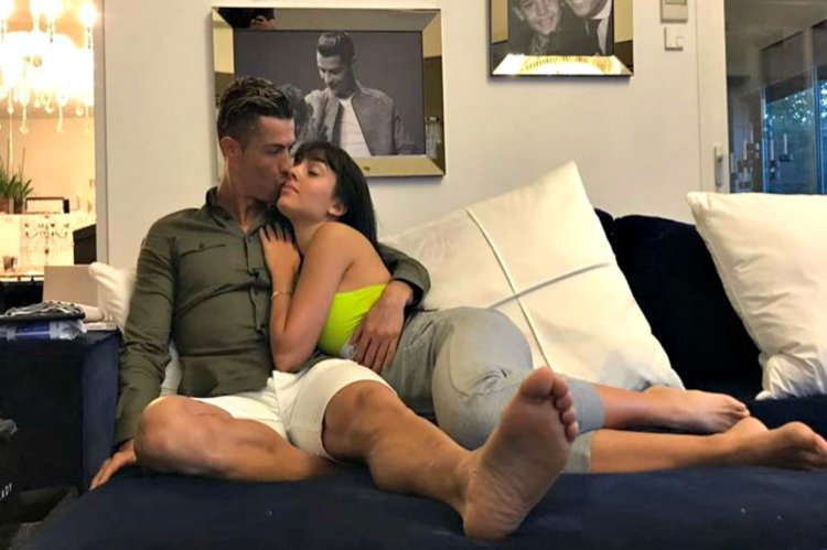 Ronaldo and Georgina kiss