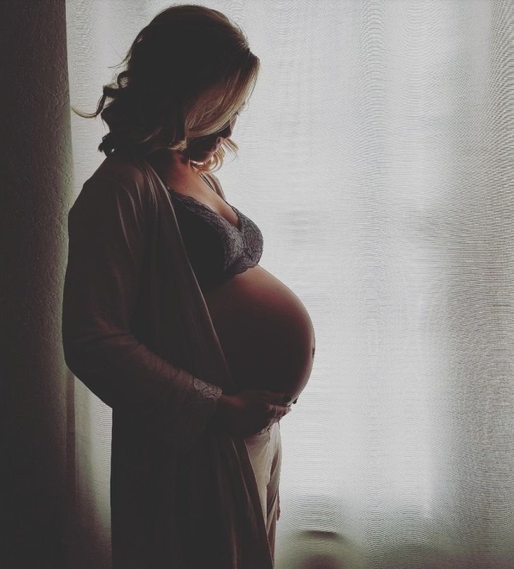 Photoshoot of a pregnant woman