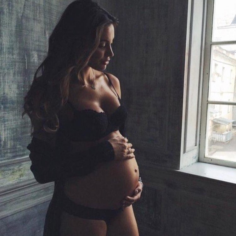 Photoshoot of a pregnant girl