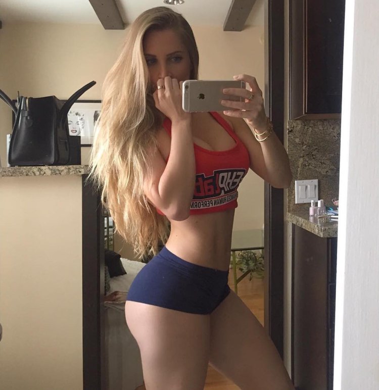 Amanda Lee Selfies Hot