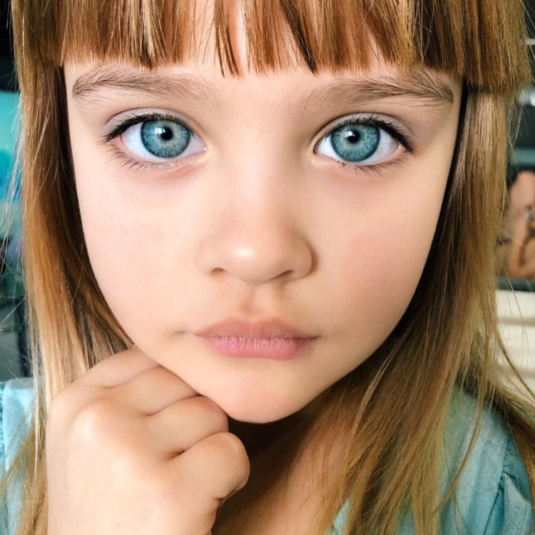 Girl pink with green eyes small