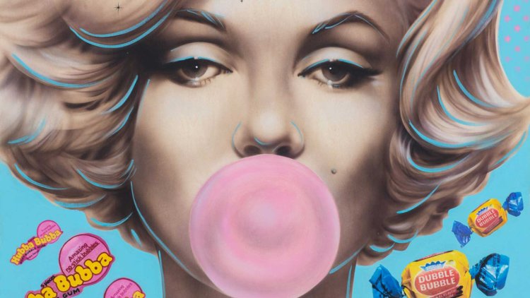 Marilyn Monroe with chewing gum