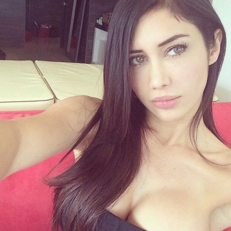 Joselyn Cano Selfie