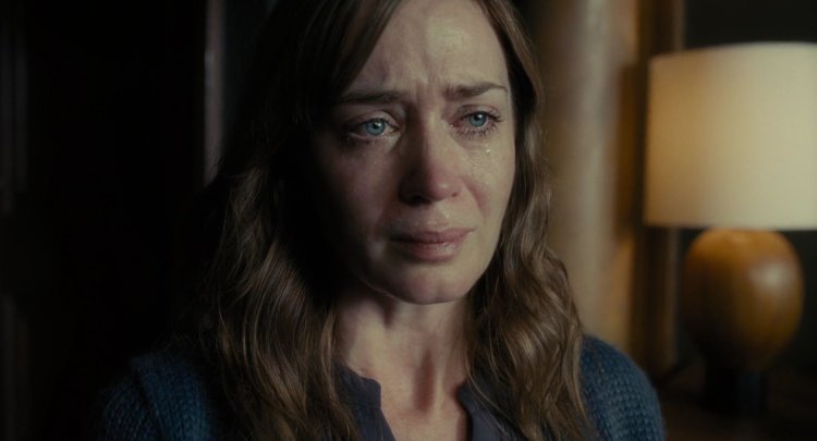 Emily Blunt Girl on a train