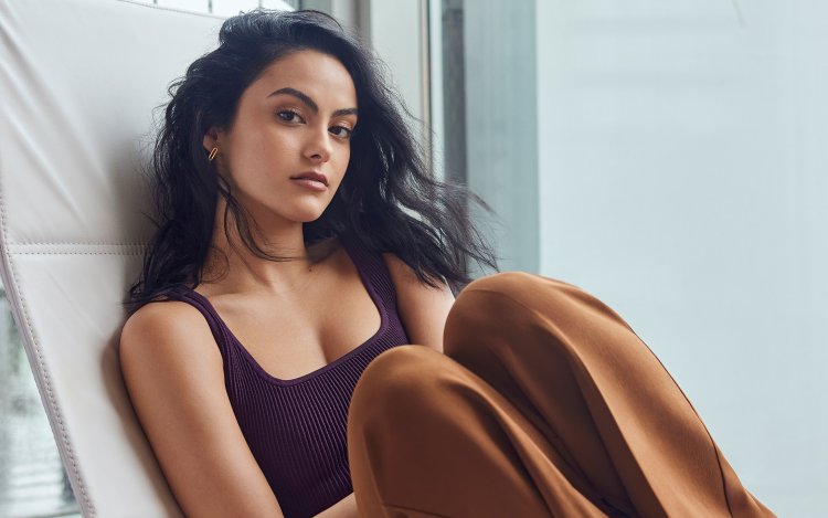 Camila Mendes Hot
