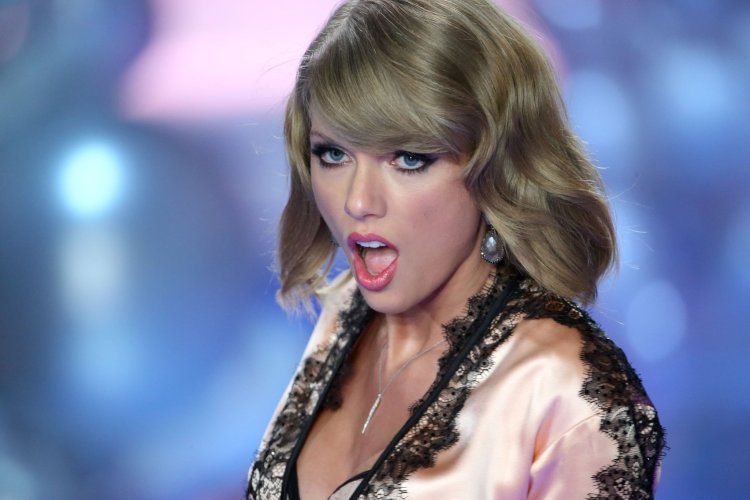 Taylor Swift with an open mouth