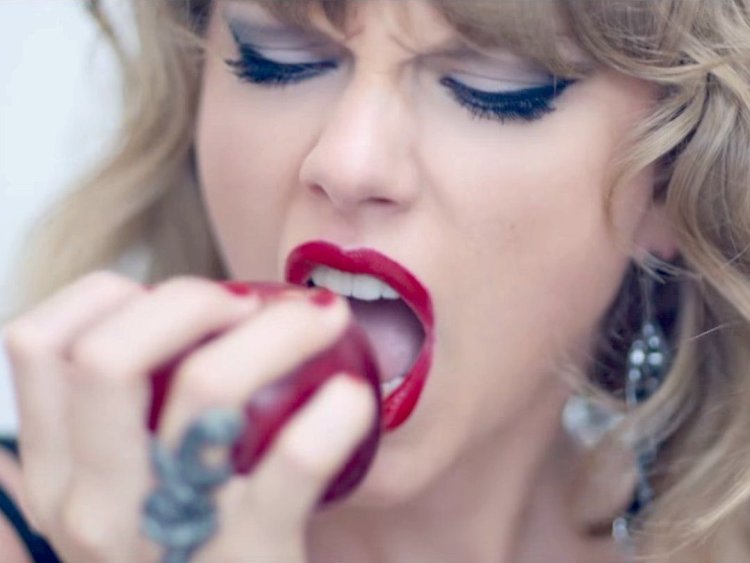 Taylor Swift bites his lip