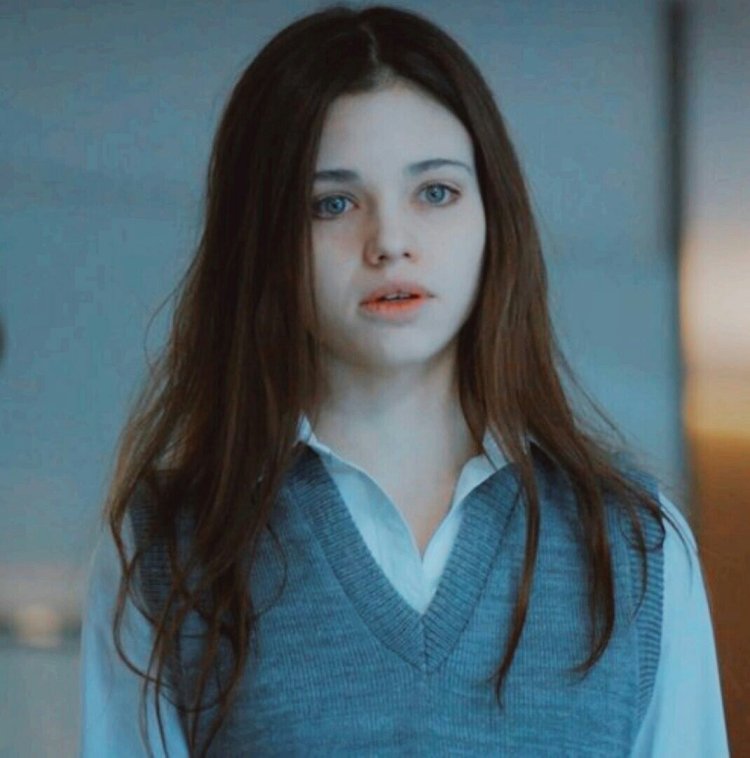 Dark mirror film Maria