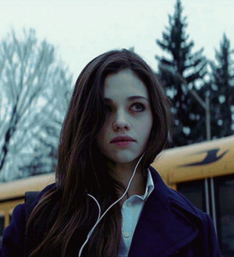 Anya Porter smokes photos