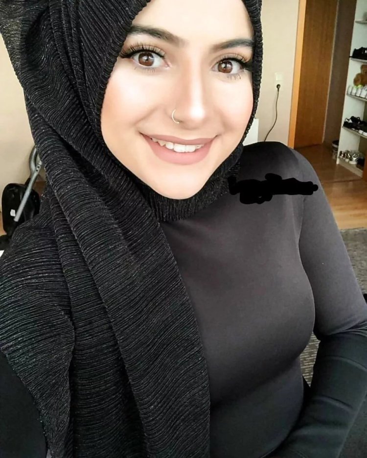 Arab girls selfie
