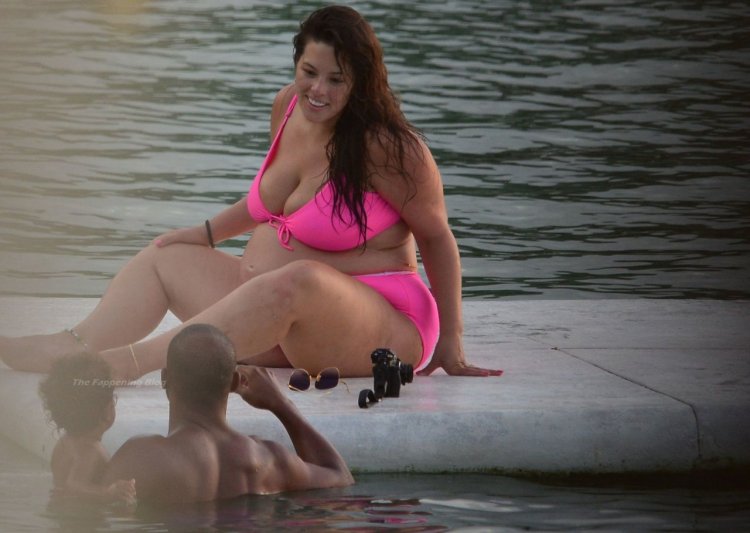 Ashley Graham Pregnant on the beach