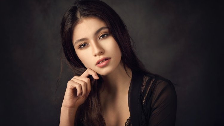 Model of oriental appearance