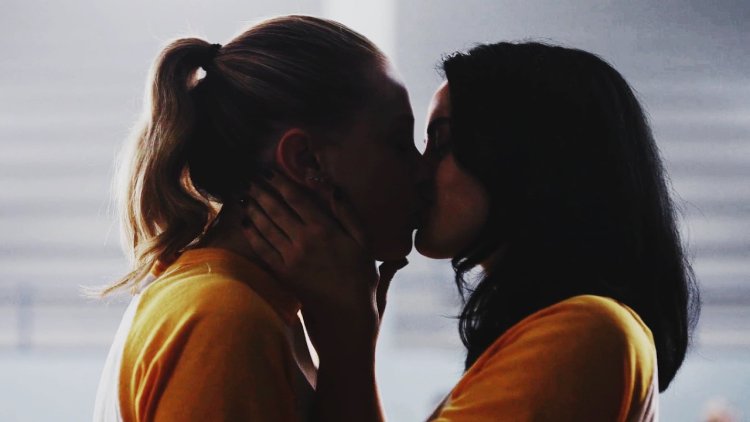 Betty and Veronica Kiss