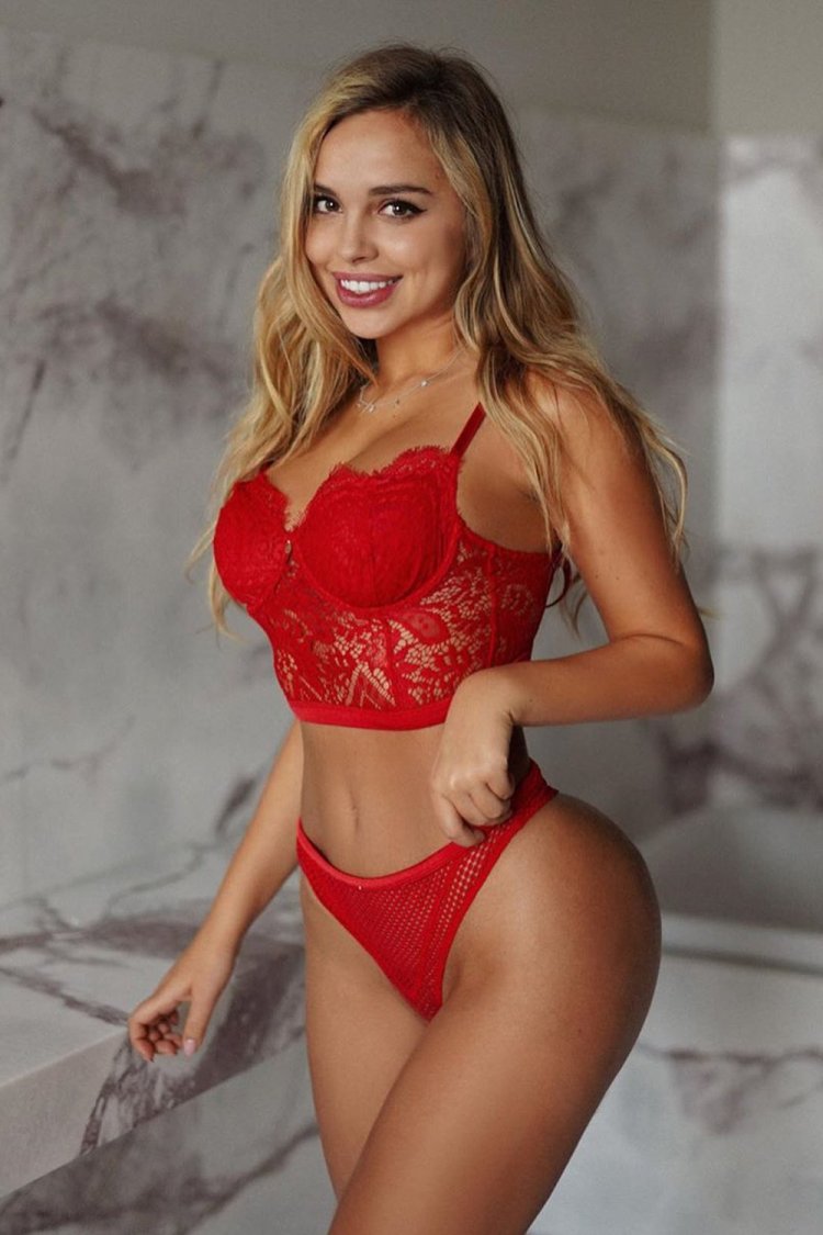 Veronica Belik in underwear