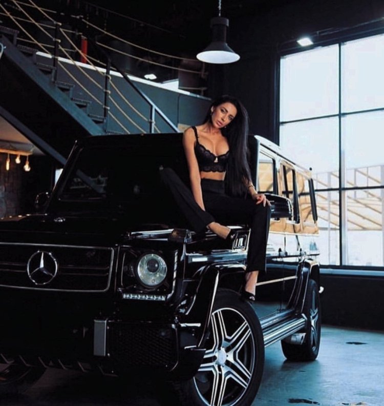 Gelendvagen and girl