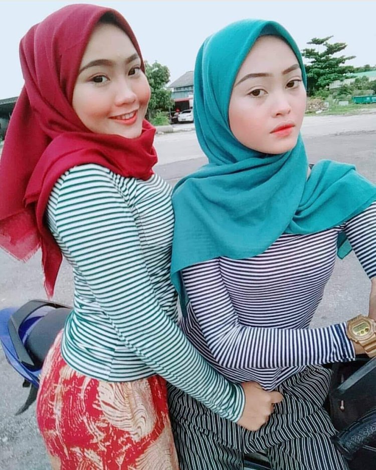 Foto Wanita Berjilbab Pamer Payudara