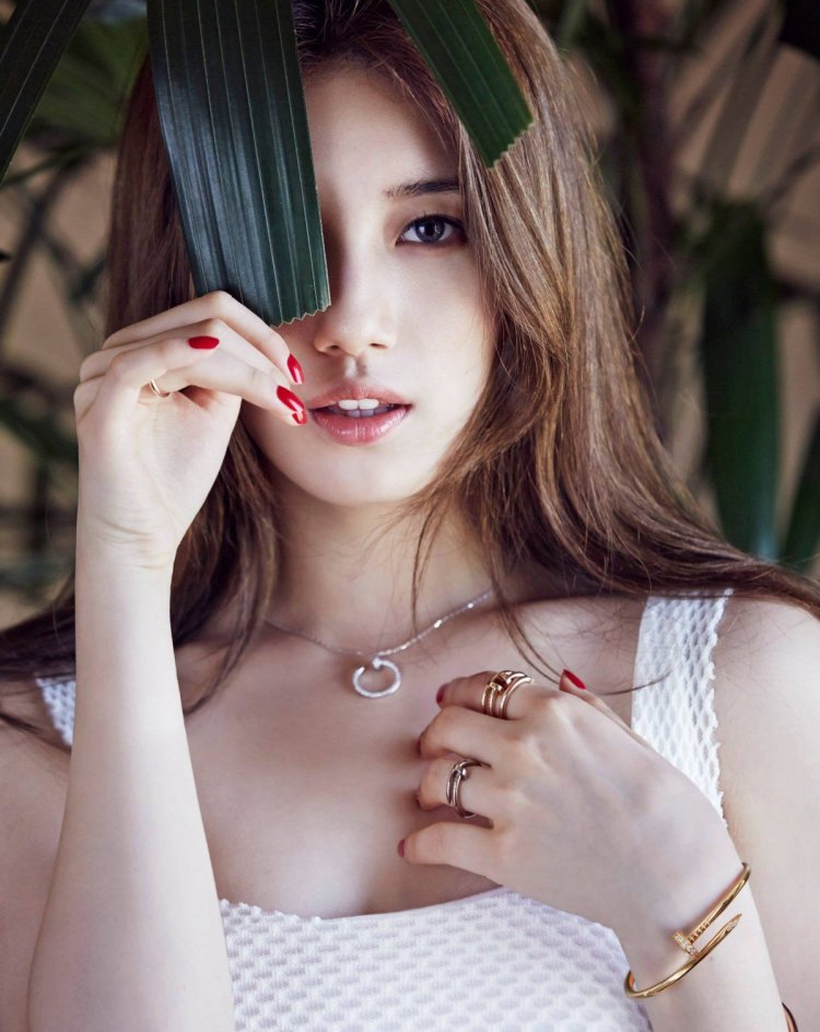 PE SU JI SUSIS in a swimsuit