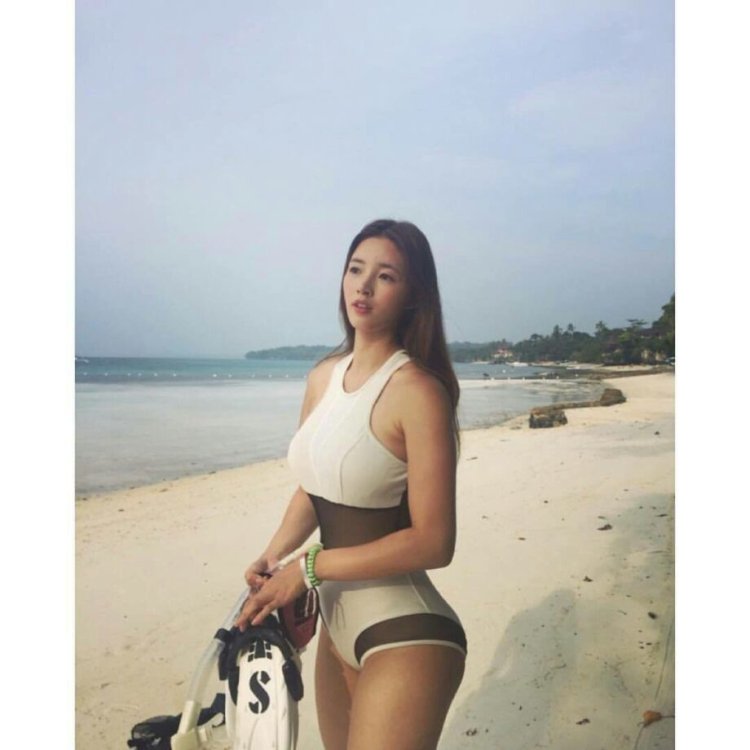 Suzy in a swimsuit