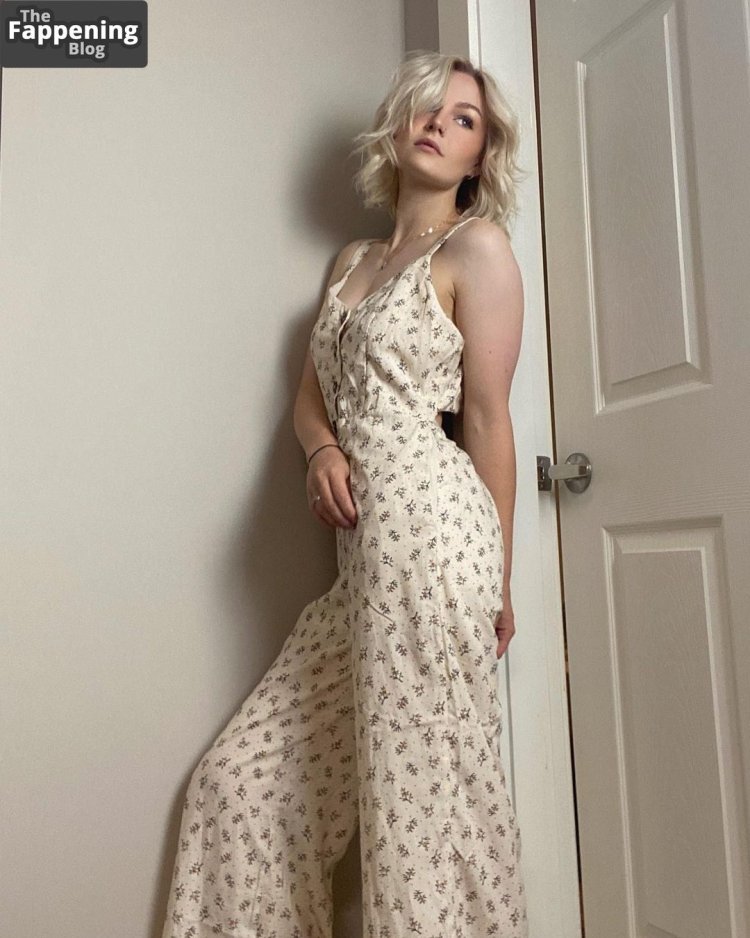 Aesthetics of the body of the girl's buttock