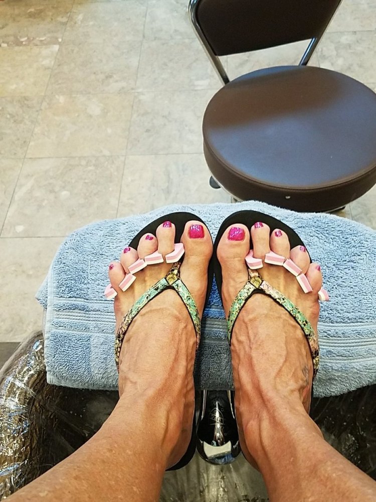 Men's legs with a pedicure