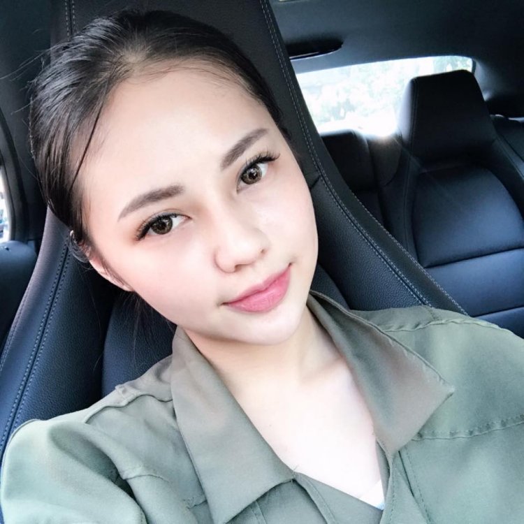 Selfie Vietnamese women