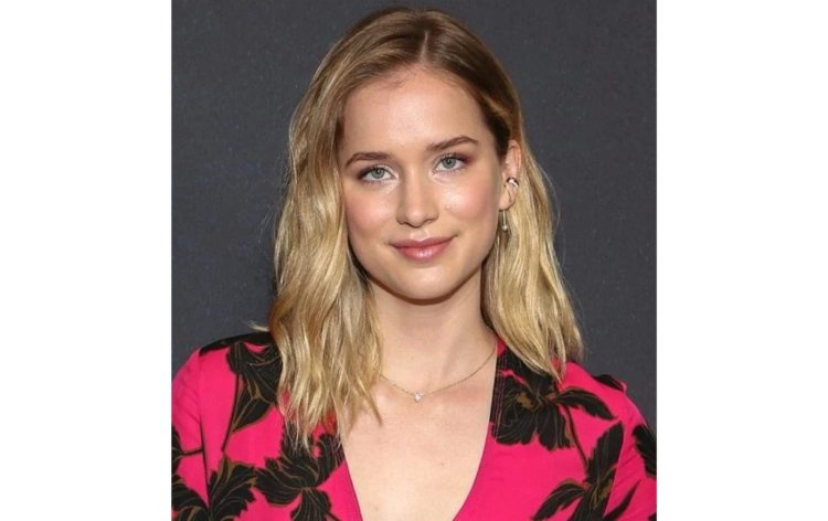Elizabeth Lail 2022