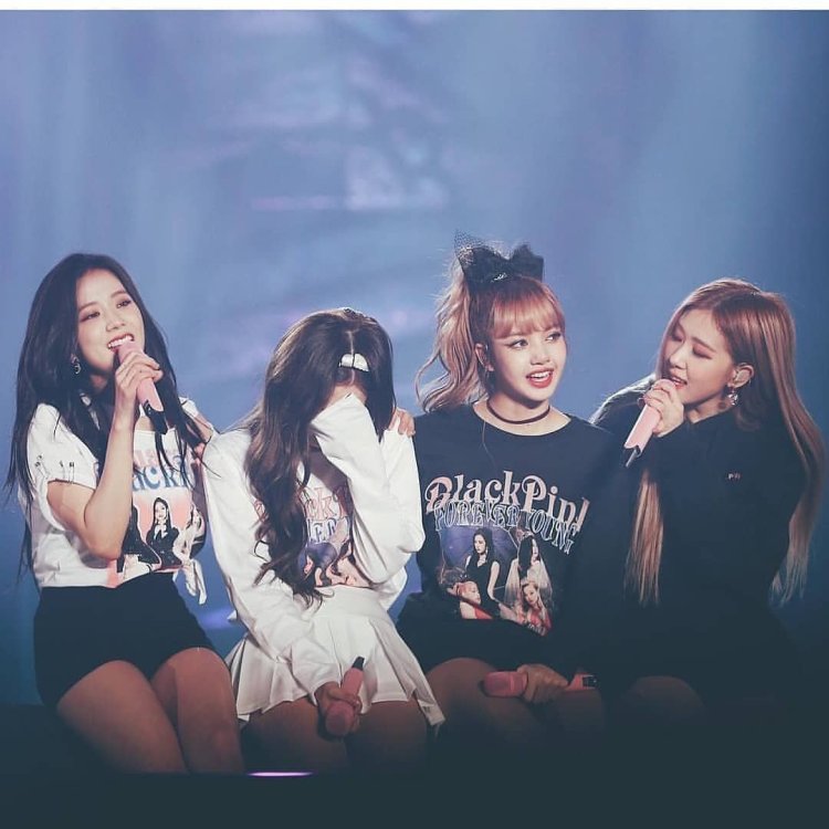 Jenny from Black Pink cries