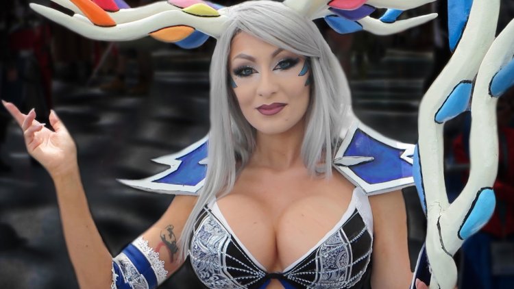 Girls cosplayers with big breasts