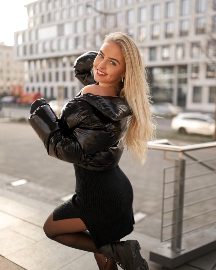 Blonde with good shapes