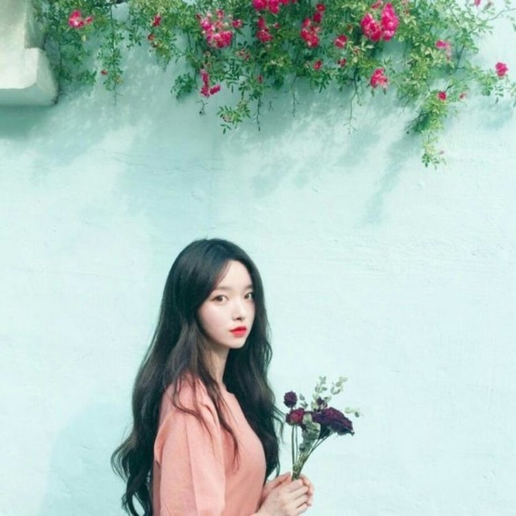 Korean girl with flowers