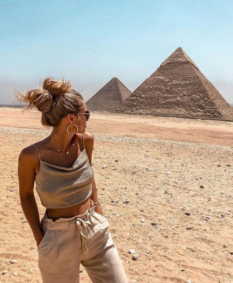 Photoshoot with pyramids