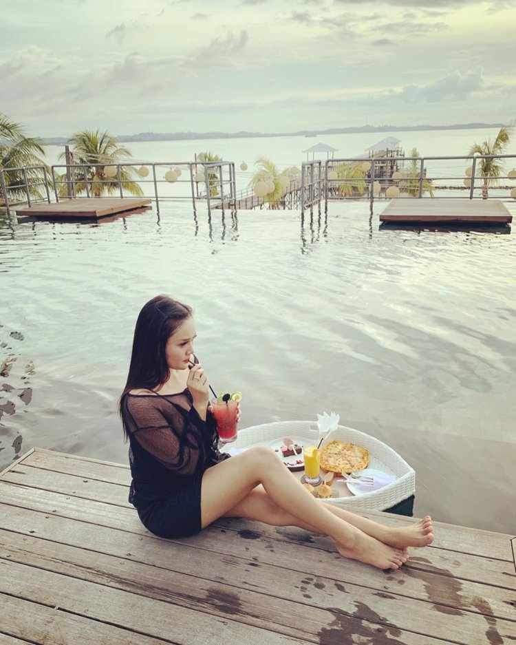 Obri Plaza with glasses