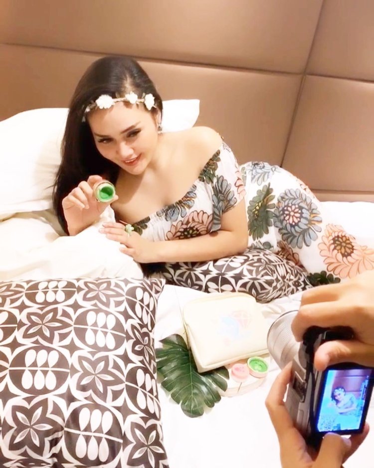 Iis Faradina Model Tlanjang