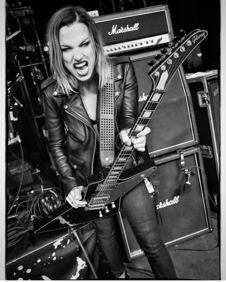 Lzzy Hale Mediator