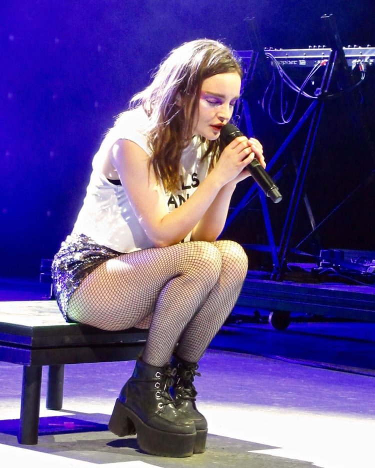Lauren Mayberry Live