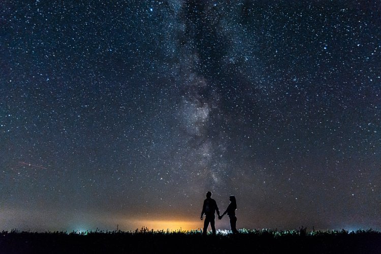 Lovers under the stars